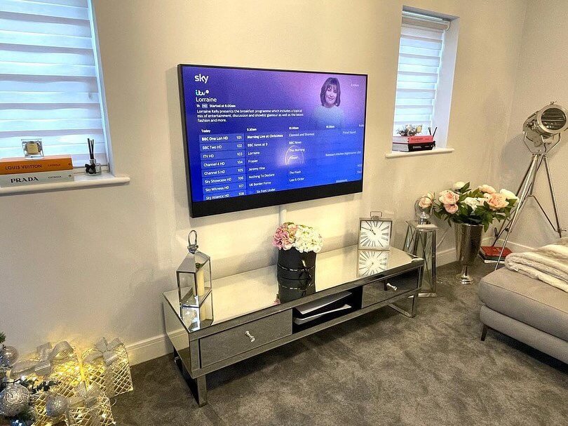 12. Elegant Reflections with a Mirrored Console