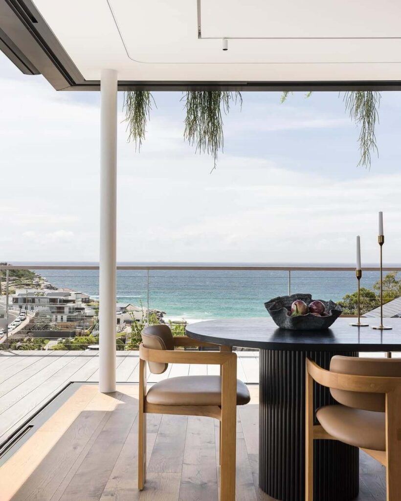 18. Polished Coastal Entertaining with a Fresh Palette