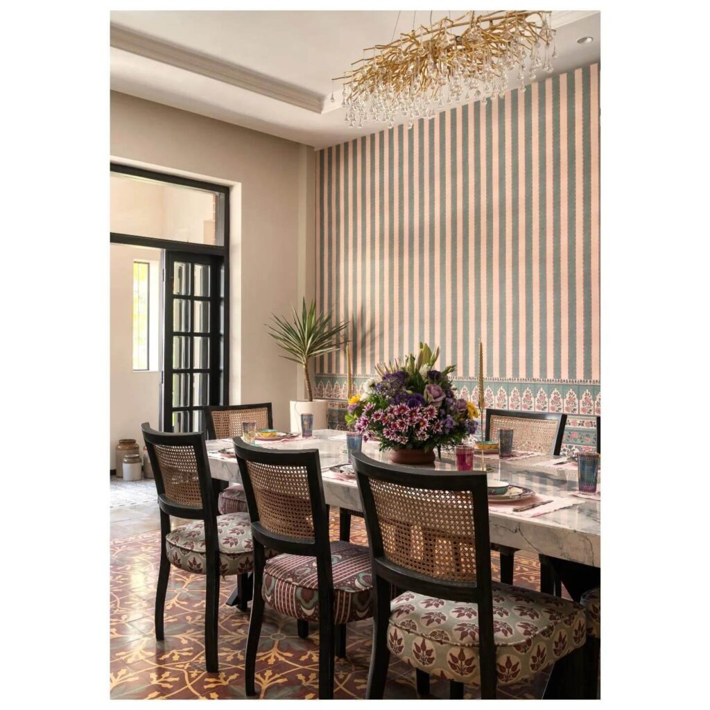 2. Cozy Neutral Dining for Large Gatherings