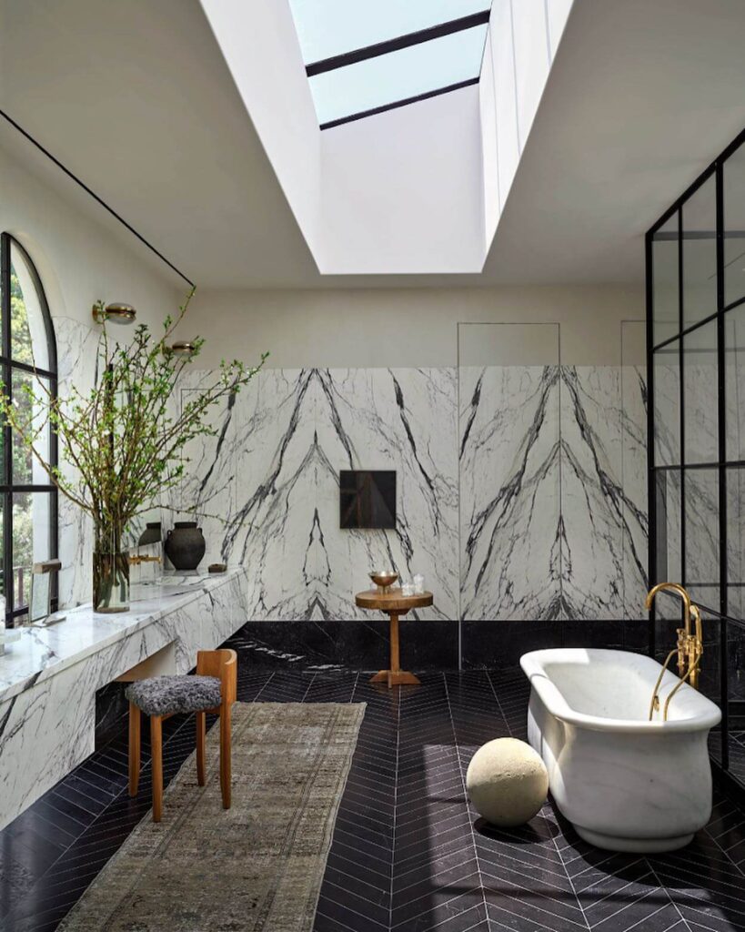 22. Sculptural Serenity with Natural Light