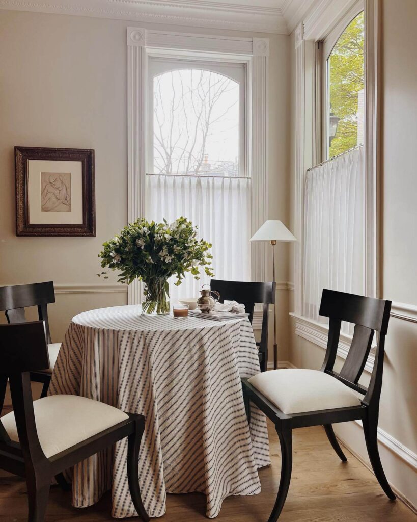 4. Simple Elegance with a Vintage Vibe