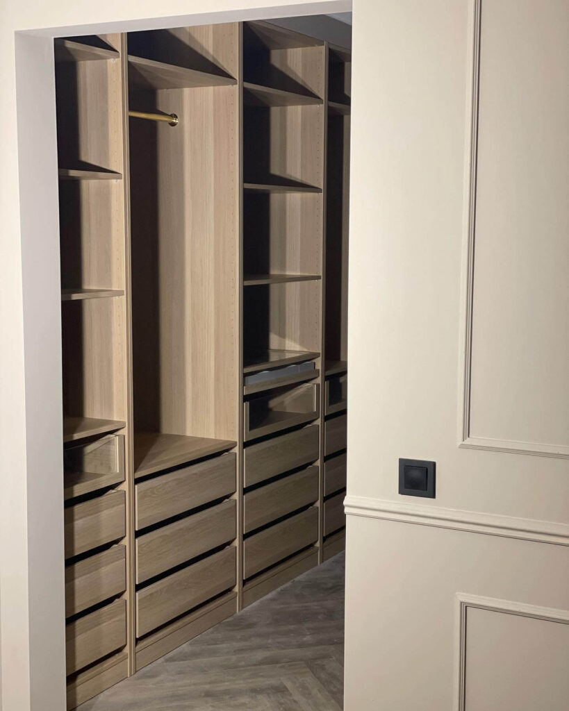 1. Minimalist Corner Layout That Maximizes Utility