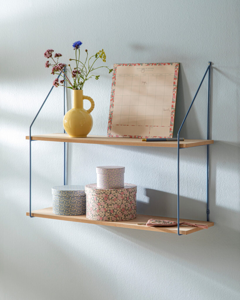 1. Modern Minimalist Floating Shelves for a Clean Look