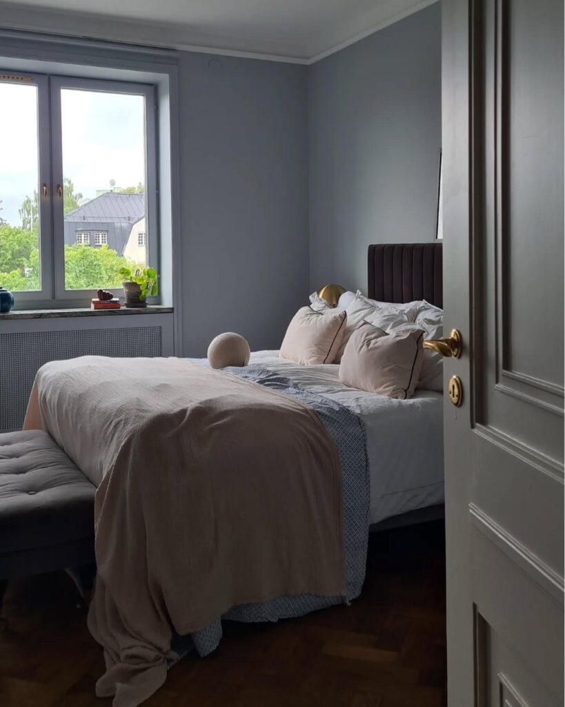 17. Bold Indigo Backdrop with Statement Art