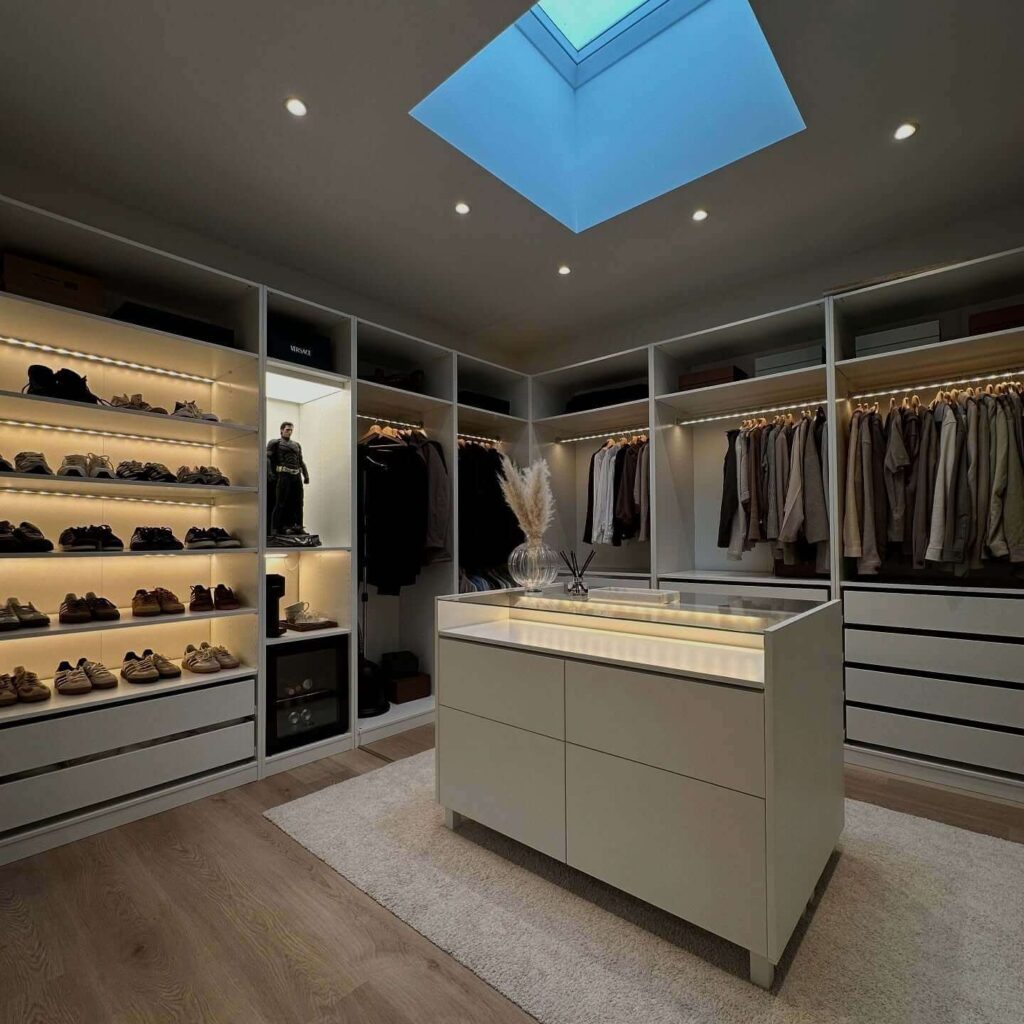 6. Keep It Simple with a Symmetrical, Wood-Toned Layout