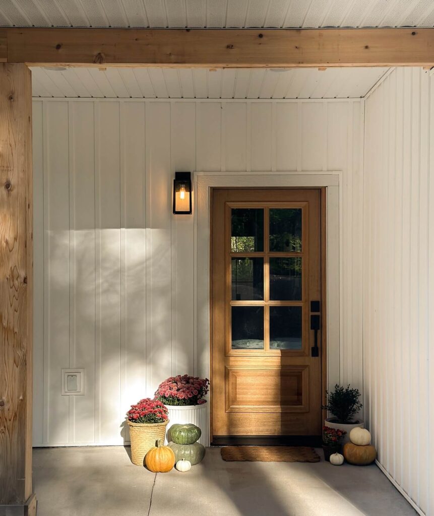 16. Chic Greenery with Autumnal Overtones